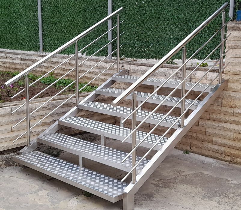 Парапети,врати,огради, навеси