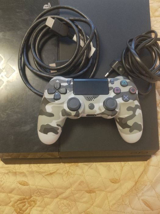 Vând PlayStation 4