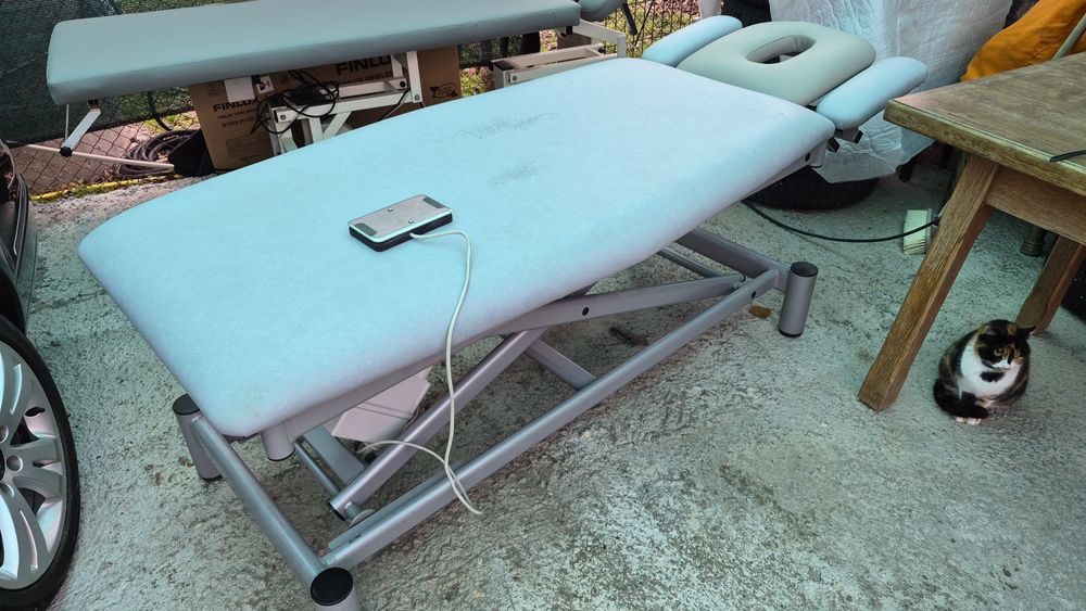 Продавам 2броя масажни легла