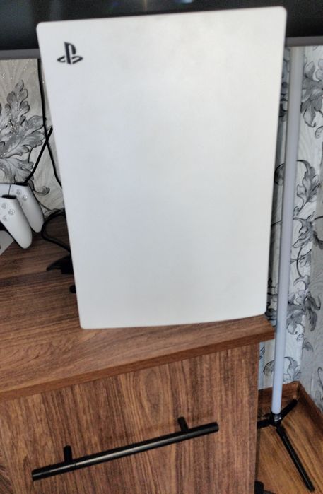 Плейстейшен 5 с двумя джойстиками