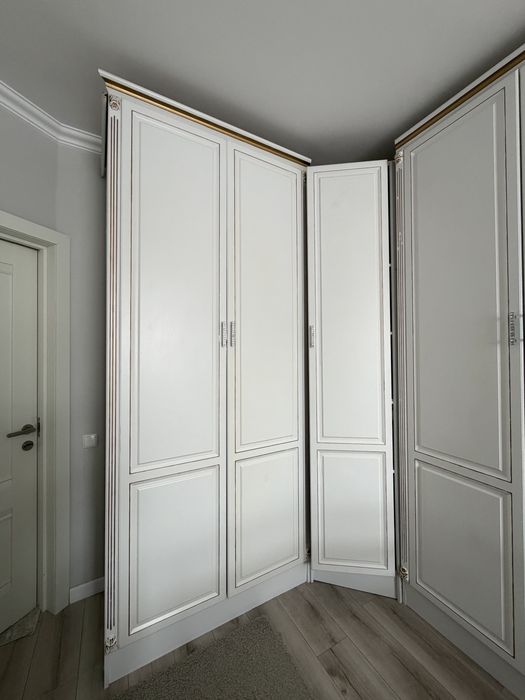 Продам шкаф угловой вместительный