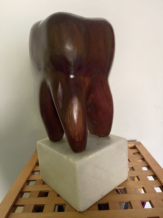 Molar, sculptura lemn soclu marmura