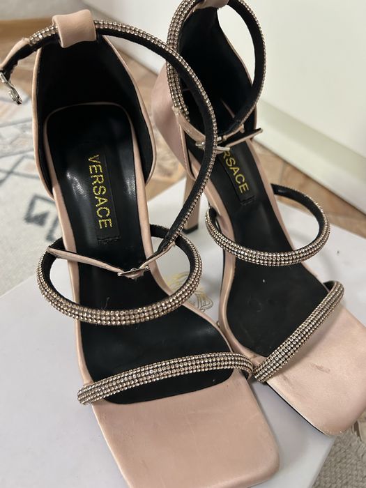 Босоножки на высоком каблуке