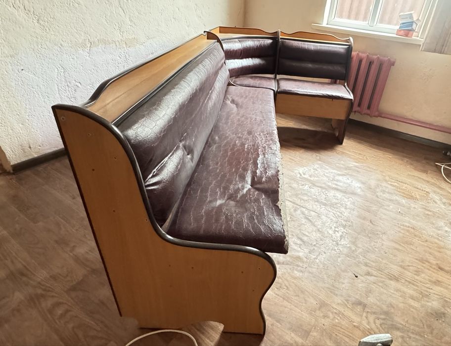 Куханный стол и уголок , стулья