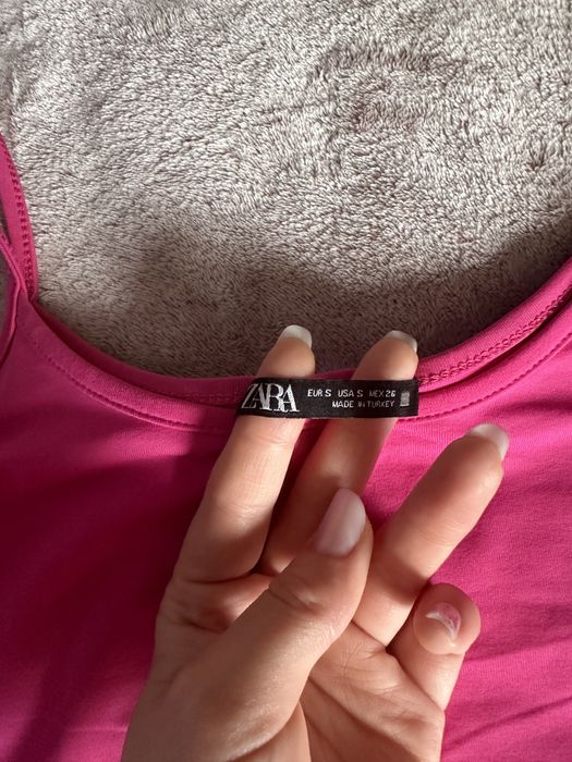 Top negru ,maiou roz