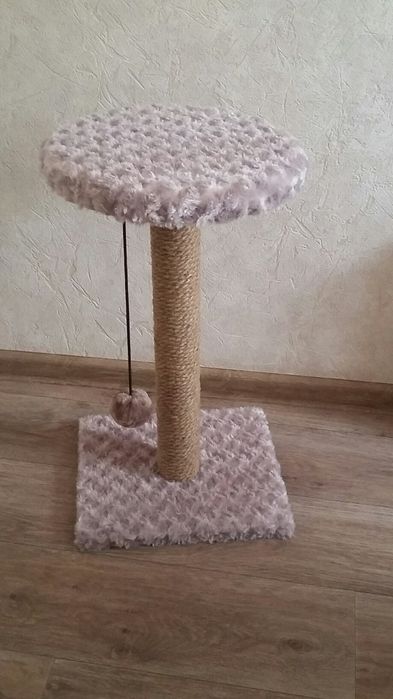 Лежанка с когтеточкой для кошки