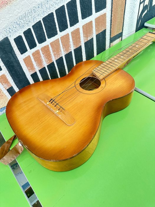 Gitara Akustik Sovet davriniki