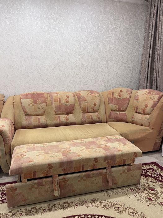 Продам угловой диван с креслом