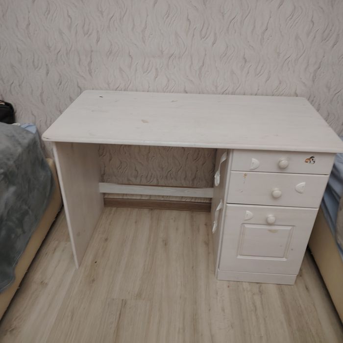 Продам два  письменных стола Nikkos дерево.