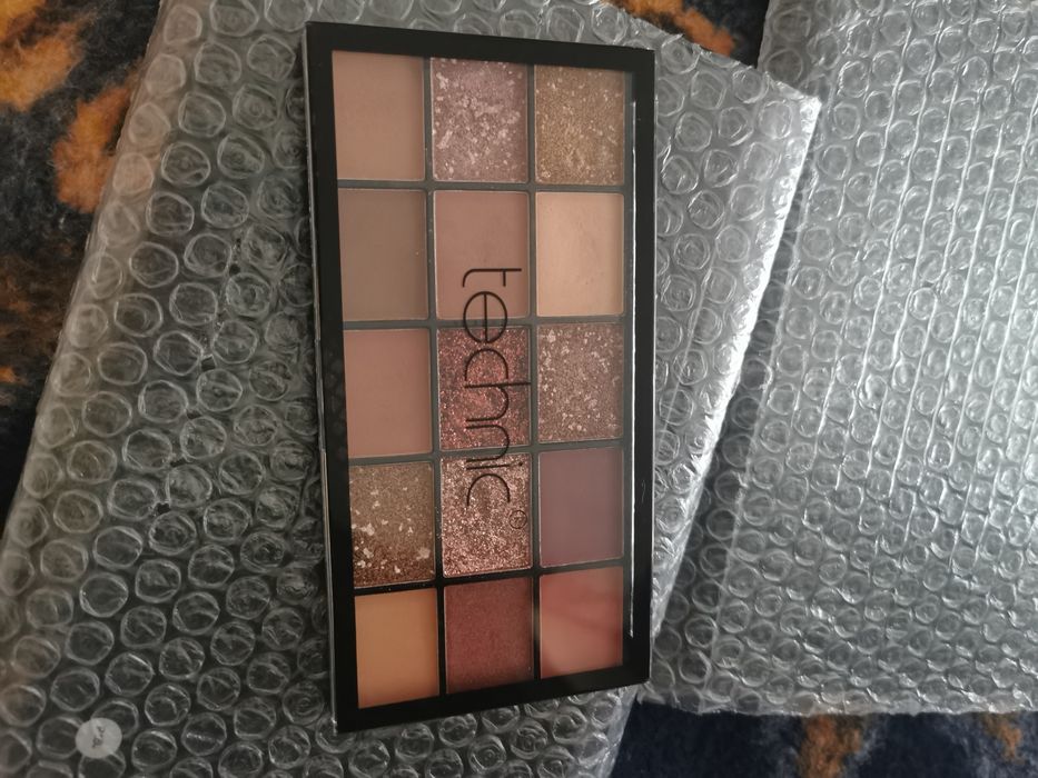 Vând palete make-up și Ghete damă