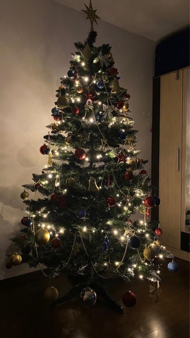 Brad artificial 2,10 m cu tot cu decoratiuni