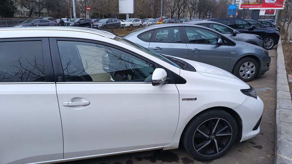 Vând toyota Auris hybrid