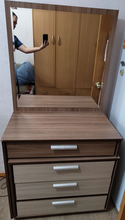 зеркало с комодом