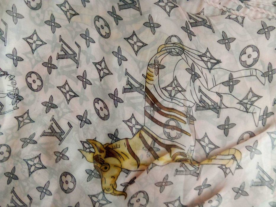Копринен шал/парео Louis Vuitton, 180/90 см. 80 лв.