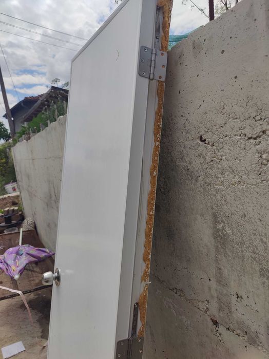Продавам PVC Каса с врата за баня 60х195 см., дясна