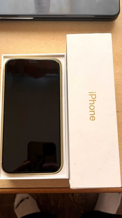 IPhone 11 желтый