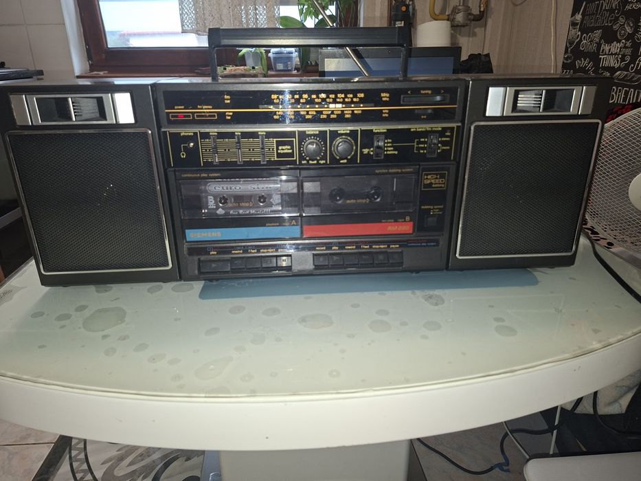 Siemens RM 880, sistem audio cu dublu deck, egalizator, radio 4 benzi ( Antena Satelor  ), boxe detașabile