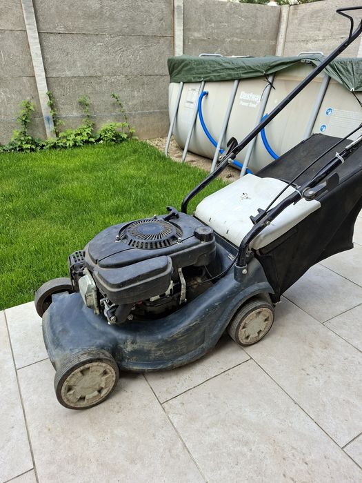 Masina de tuns iarba