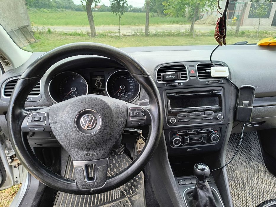 Vând VW Golf 6 (an 2011) –  PENTRU PIESE / DEZMEMBRĂRI!