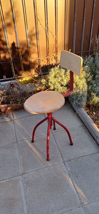 Ретро въртящ се стол