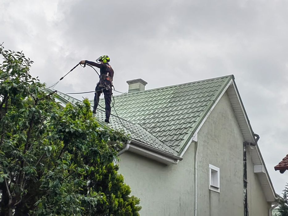 Curățare și vopsire acoperișuri, Lucru la înălțime, Alpinism utilitar