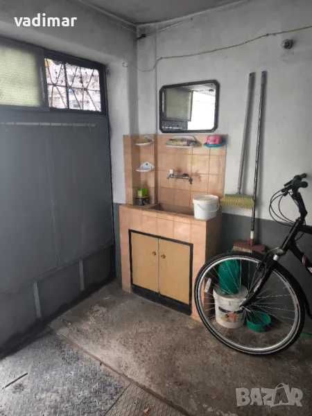 От собственик - гараж-монолит с канал, ток и вода – кв. Запад, Асеновград | 17 кв.м