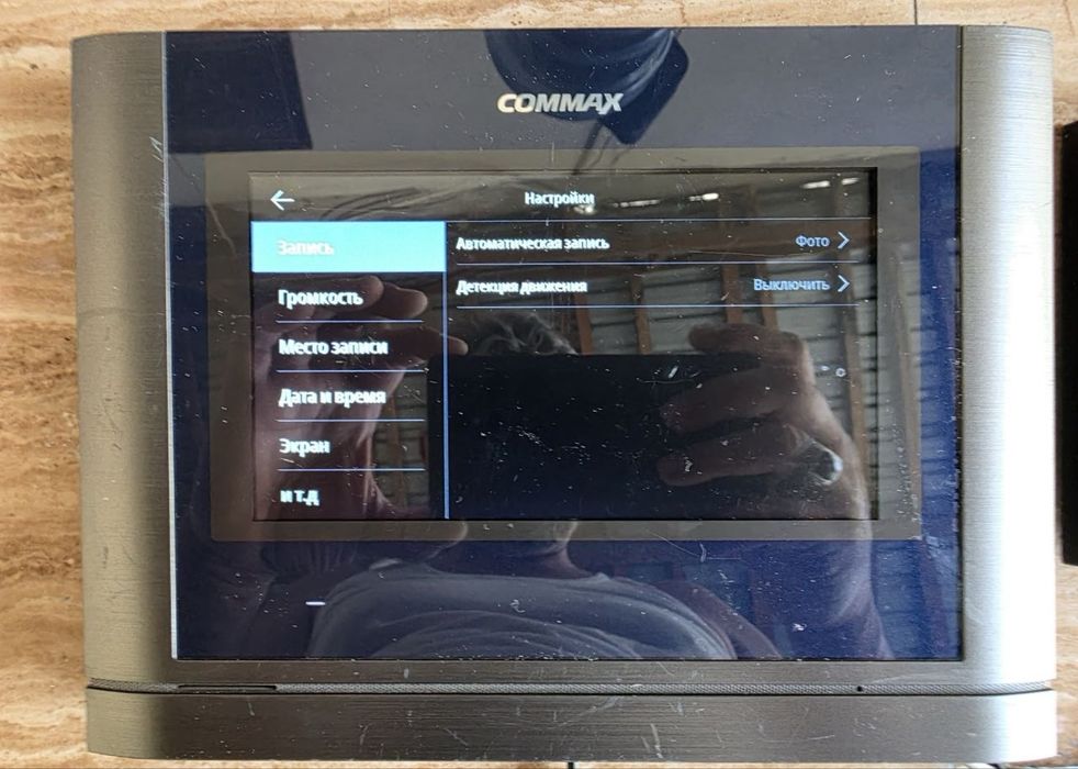 Цветной сенсорный домофон COMMAX