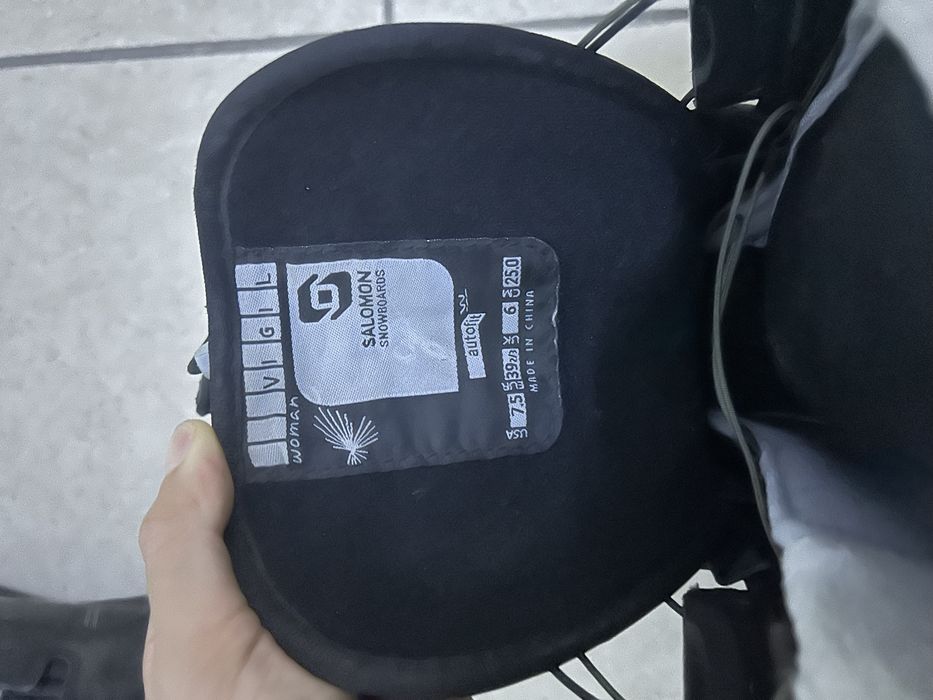 Продаю взрослый сноуборд с ботинками