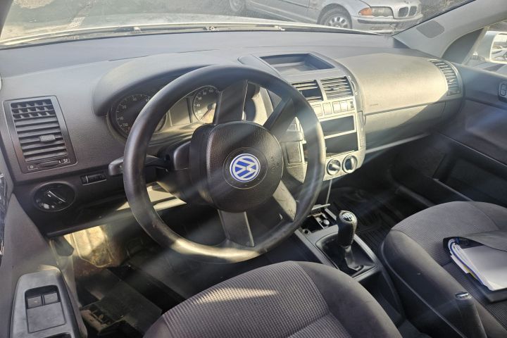 Contact cu cheie Volkswagen VW Polo 2002 1.2 MT (64 hp)