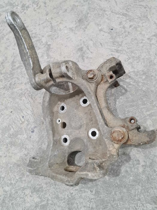 Etrier fata BMW E60 520D - 150 lei , Fuzeta fața dreapta - 100