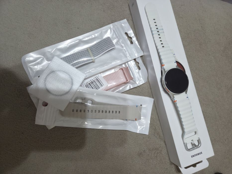 Samsung Galaxy watch 7 40мм с подарък каишки и протектор за екран