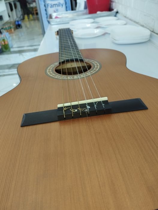 Gitara Yamaha sotiladi.
