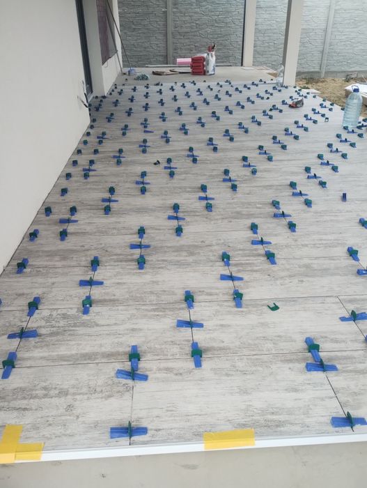 Caut colaborare  pentru finisaje.