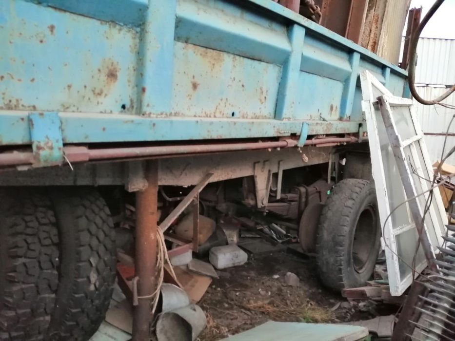 Синий полуприцеп ЗИЛ