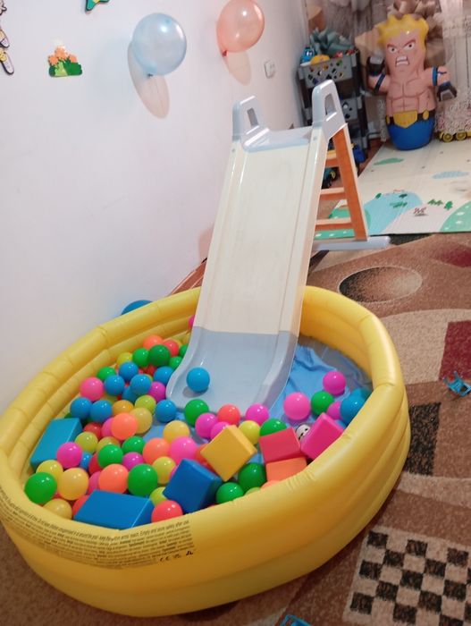 Горка с бассейном и шариками