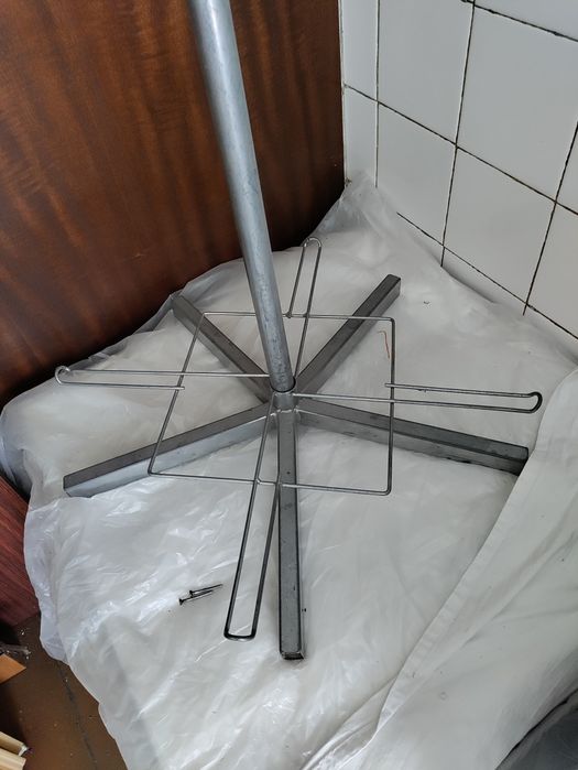 Продавам метален въртящ стелаж за картички вис.160см.шир.50см.