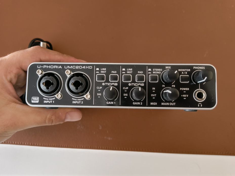 Аудио интерфейс Behringer UMC204HD