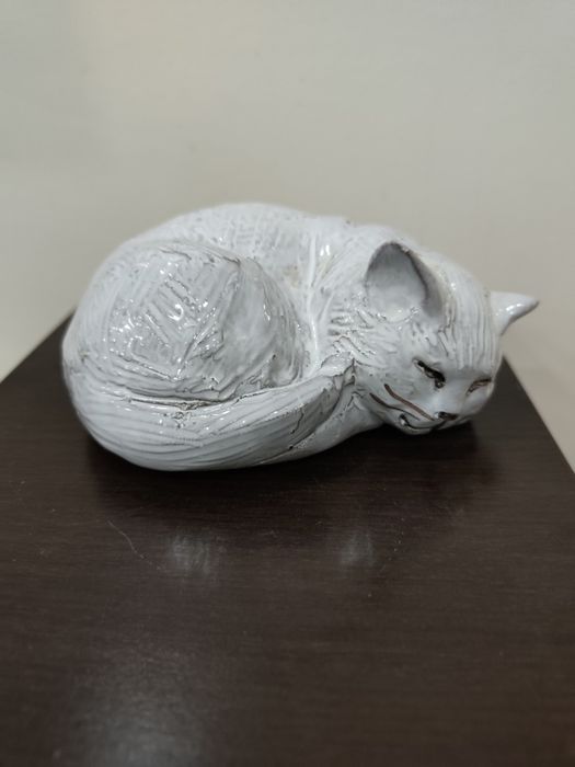 Керамична фигурка – спящо коте, ръчно изработена