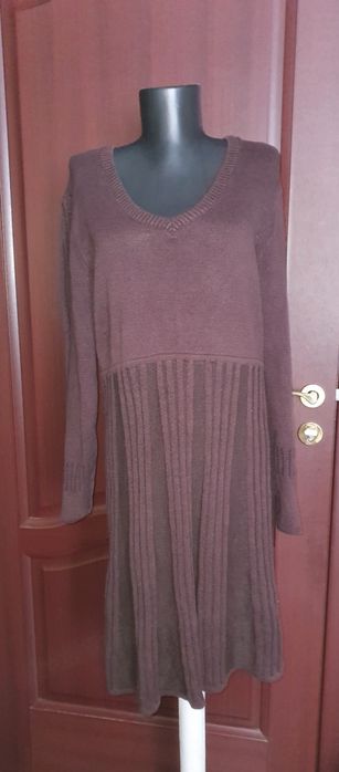 Rochie groasa midi maro , de iarna Laura Scott
Masura 48 IT 
Lungime 9