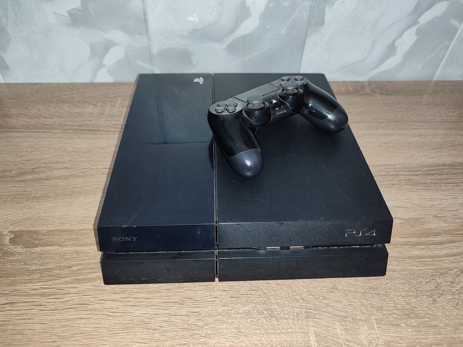 Приставка PS 4 в отличном состоянии!