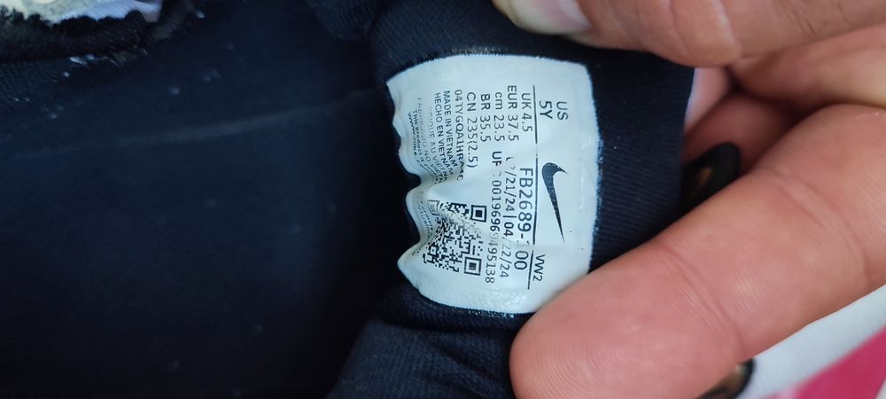 Маратонки. Nike .