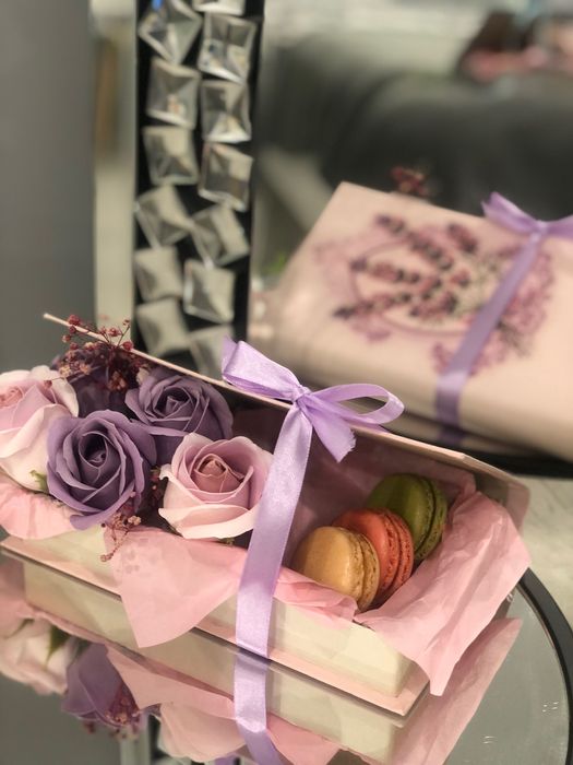 Книга с рози и бонбони