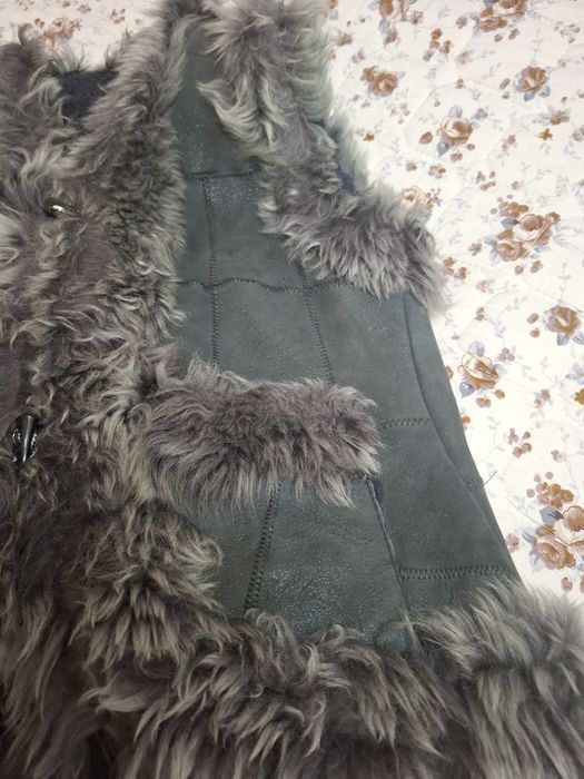 Продаются безрукавки меховая и 2 плащевки