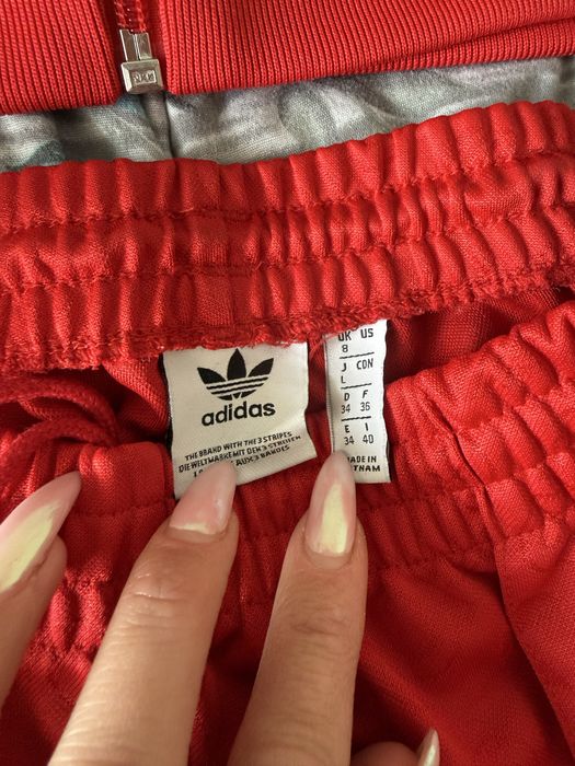 Оригинален червен анцуг Adidas – комплект + тениска