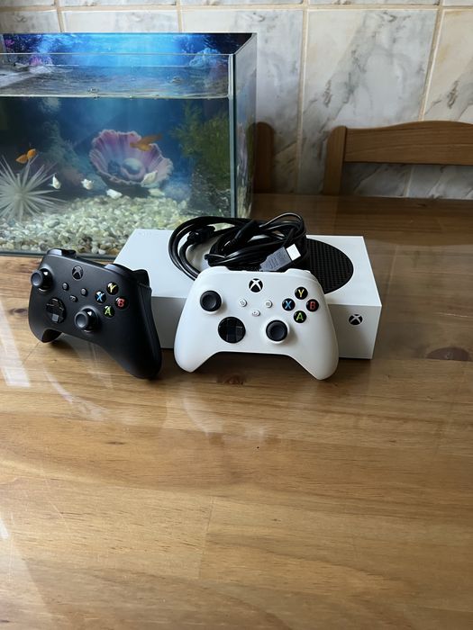 XBOX Series S 512GB + 2 manete totul impecabil.