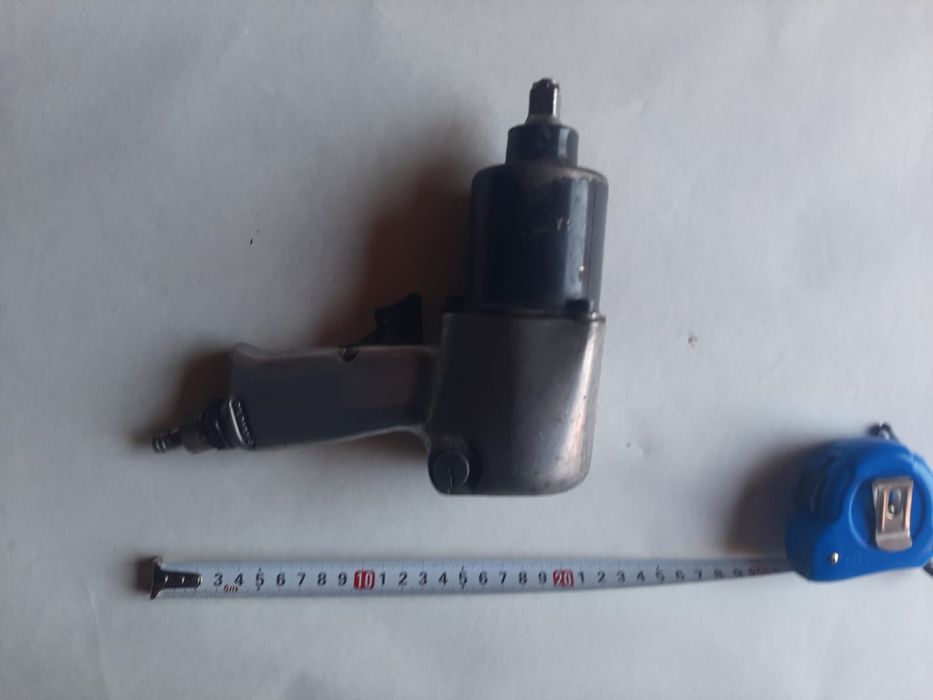 Пневмогайковерт .