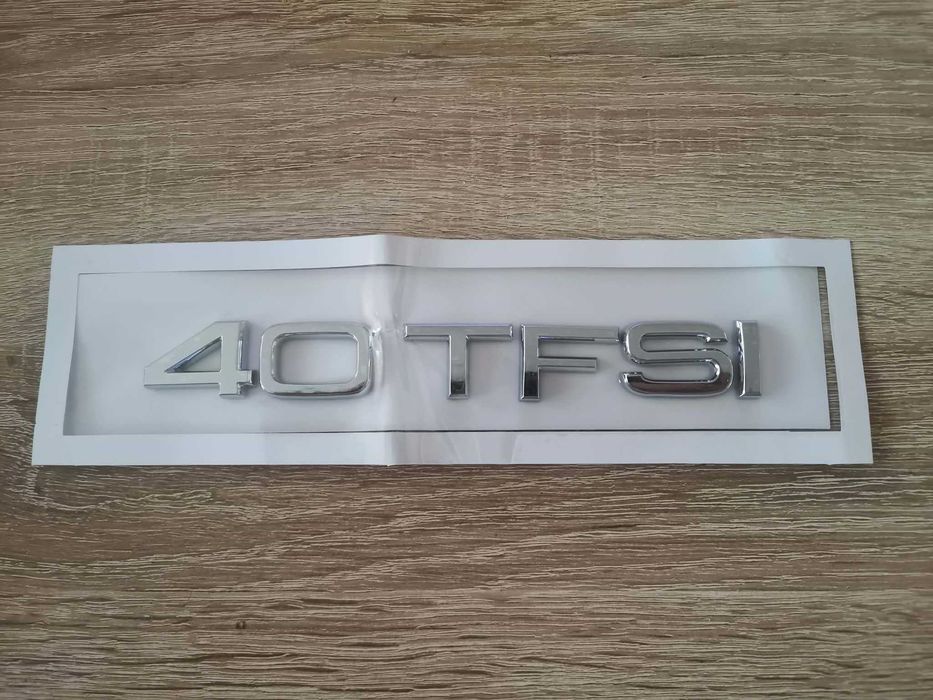 сребриста емблема Audi 40 TFSI