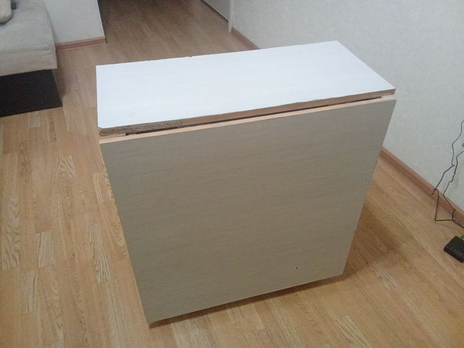 Выдвижной стол. Возможен торг.