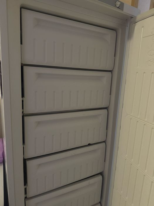 Морозильник вертикальный Indesit