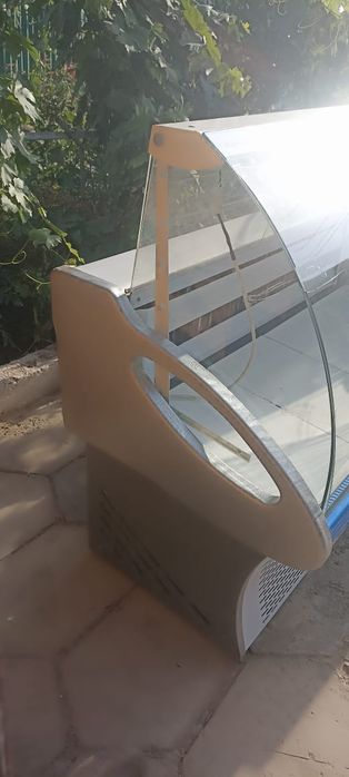 Продам витринные холодильники